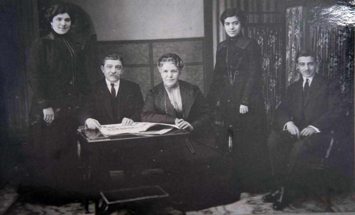 Bonifacio Gómez Martínez, el farmacéutico de calle San Juan, con su familia hacia 1913.