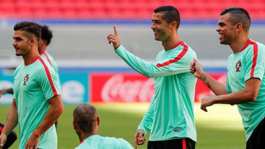 Cristiano Ronaldo, junto a Pepe en el entrenamiento de la selección portuguesa.