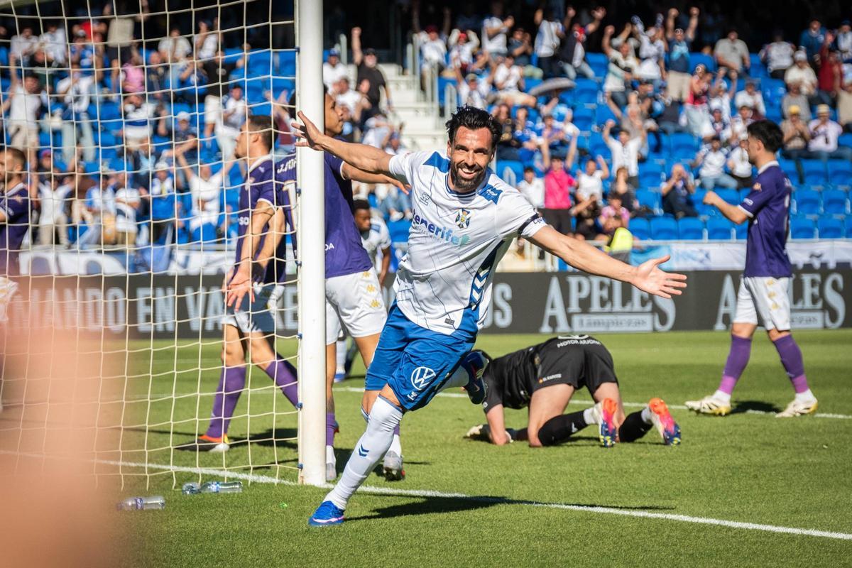 Enric Gallego celebra uno de sus tres goles al Guadalajara.