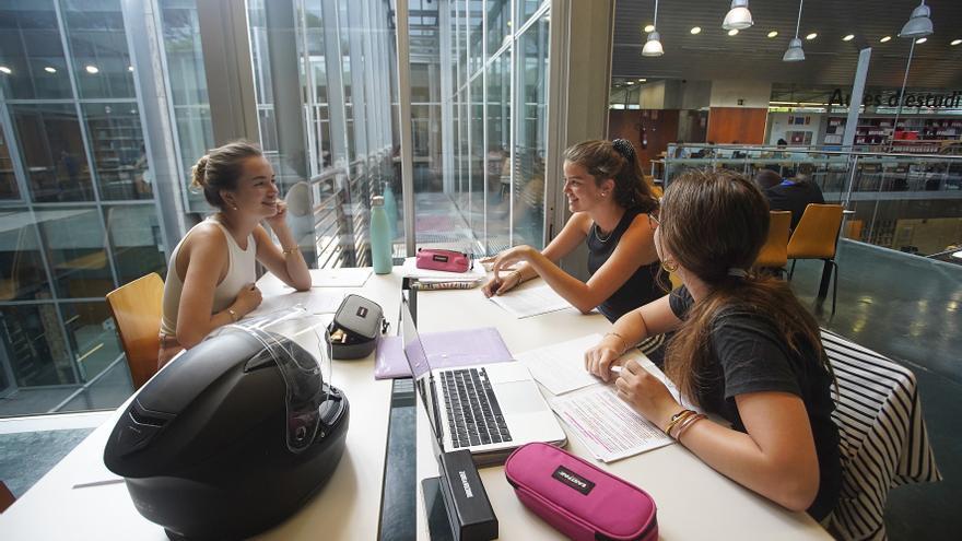 Les biblioteques s’omplen d’estudiants en la recta final de preparació de les PAU