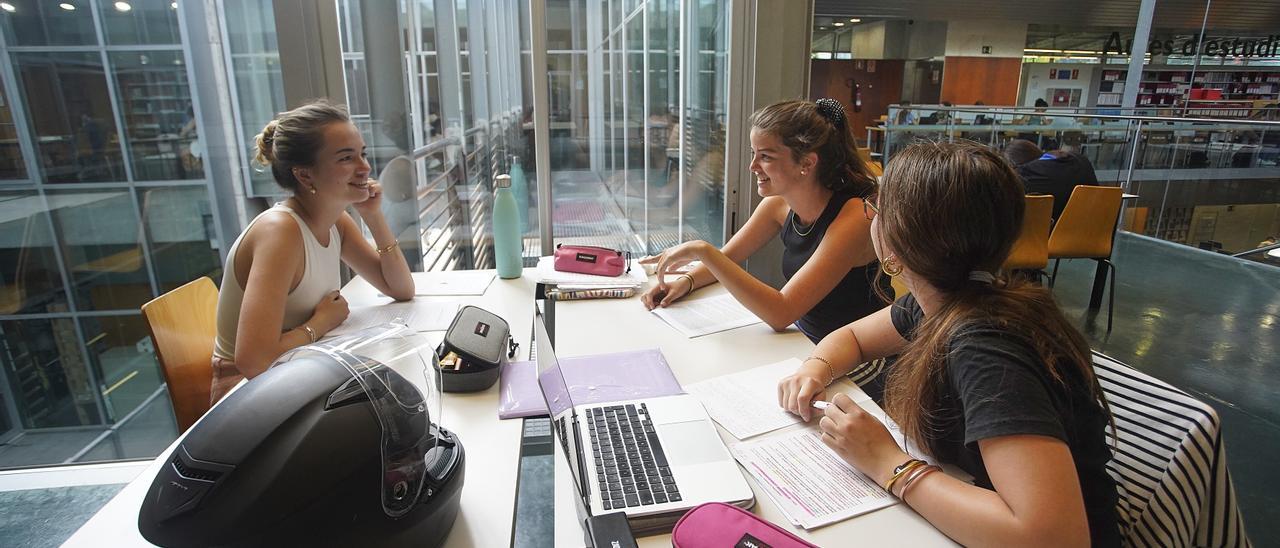 Unes estudiants ahir a la Biblioteca del Campus de Montilivi