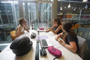 Les biblioteques s’omplen d’estudiants en la recta final de preparació de les PAU