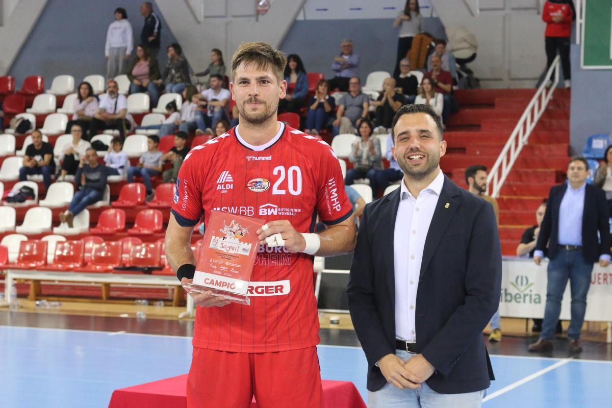 Entrega del trofeo de campeón al Bietigheim