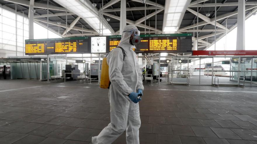 La UME desinfecta la estación del AVE en Valencia.