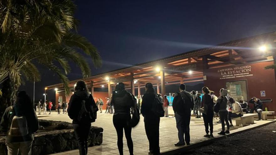 Una enorme cola de personas esperan a coger la guagua en la Estación de Gran Tarajal para ir a trabajar. | | LP/DLP