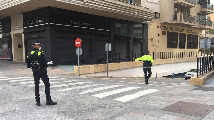 Dos agentes de la Policía Local realizan labores de supervisión en el centro urbano de Marbella.