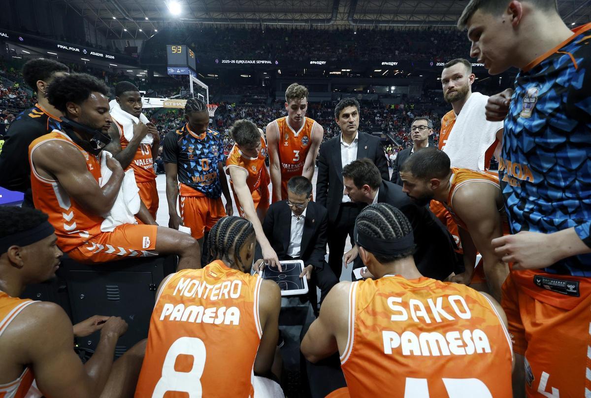 Valencia Basket: Pedro Martínez en la charla durante el partido