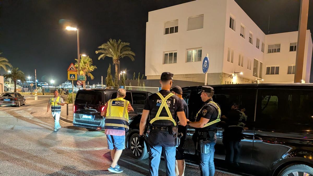 Un momento del operativo montado por el Ayuntamiento y el Consell de Ibiza.