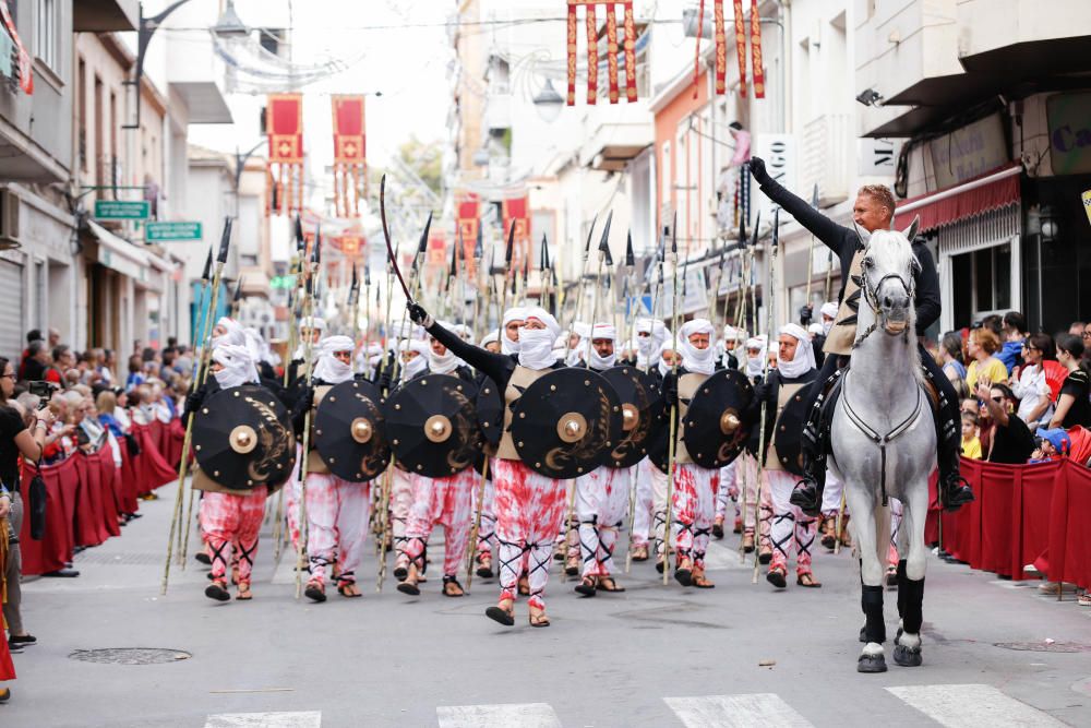 El bando de la media luna ofreció un majestuoso espectáculo en el segundo gran desfile de los Moros y Cristianos de la ciudad