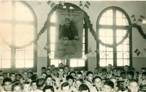 1960, 1-5 d'octubre. Alumnes de les Escoles Escasany durant la visita del bisbe de Solsona, Enrique Tarancón