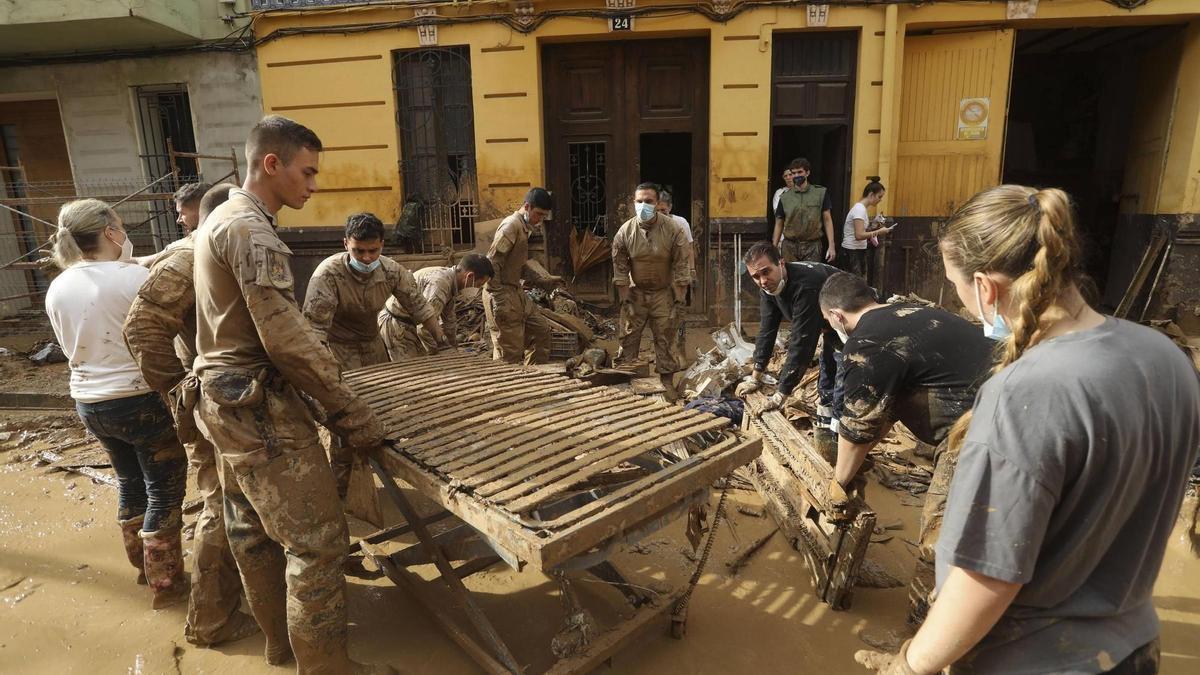 Militares ayudando en la DANA en Albal.