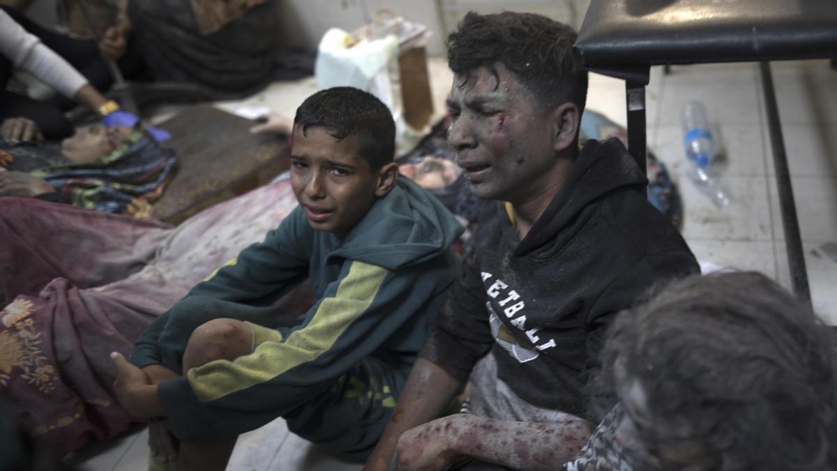 Niños palestinos heridos tras un taque de Israel en Gaza.