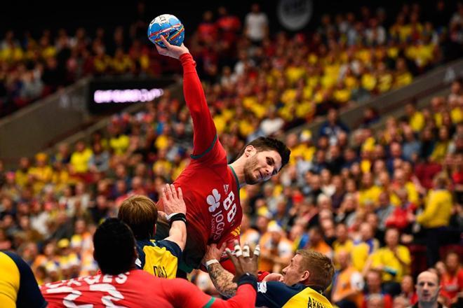 Fabio Magalhaes de portugal lanza durante el partido del Campeonato de Europa de Balonmano entre Portugal y Suecia en el Malmo Arena, Suecia.