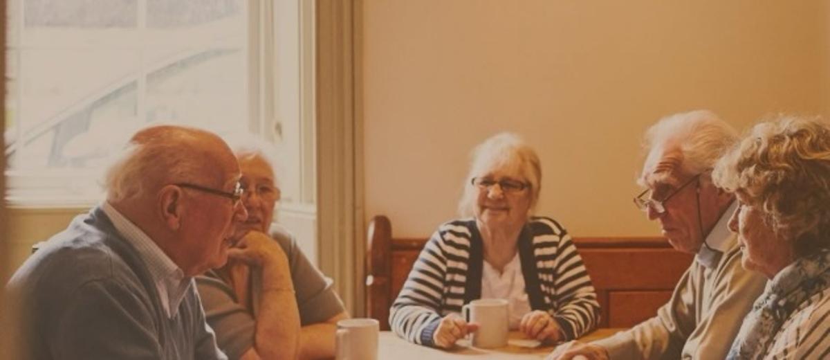 Avis compartint experiències en un espai d'acompanyament