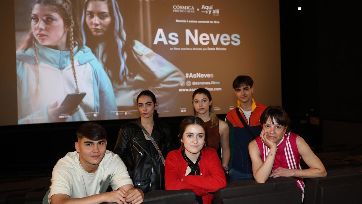 De esquerda a dereita, David, Andrea, Irene, Antía, Diego e a directora de &quot;As Neves&quot;, Sonia Méndez.