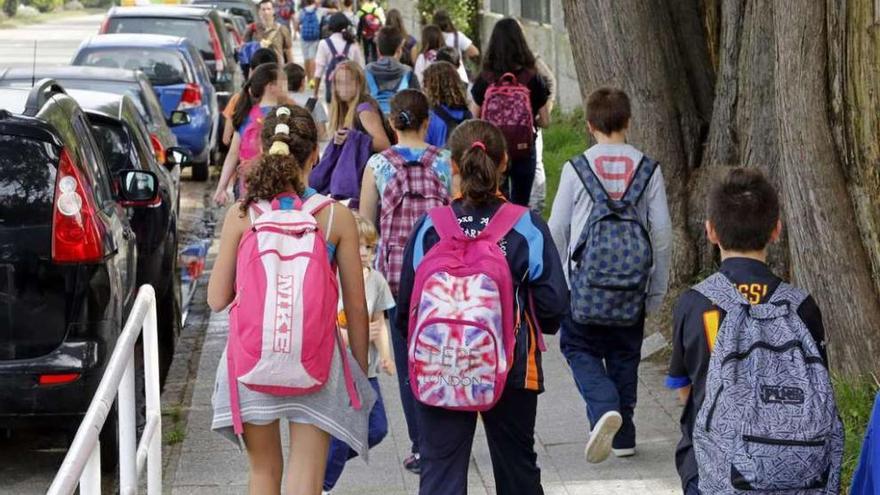 Un grupo de estudiantes, ayer, a la salida del colegio de Coia a donde acudieron numerosos padres.