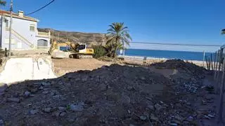 La piqueta demuele un chalé y una pequeña finca junto al mar en Xàbia y despeja suelo para construir