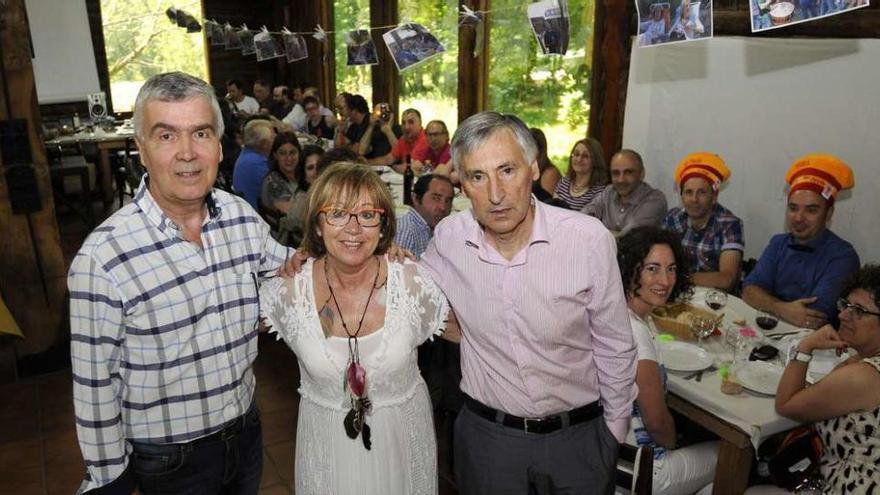 Luis Pérez, María Jesús García y Cristóbal Fernández en la celebración de su jubilación con sus compañeros. // Bernabén/Javier Lalín