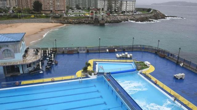 Vista de las instalaciones del Club del Mar, con la piscina exterior que no pertenece al Concello. |