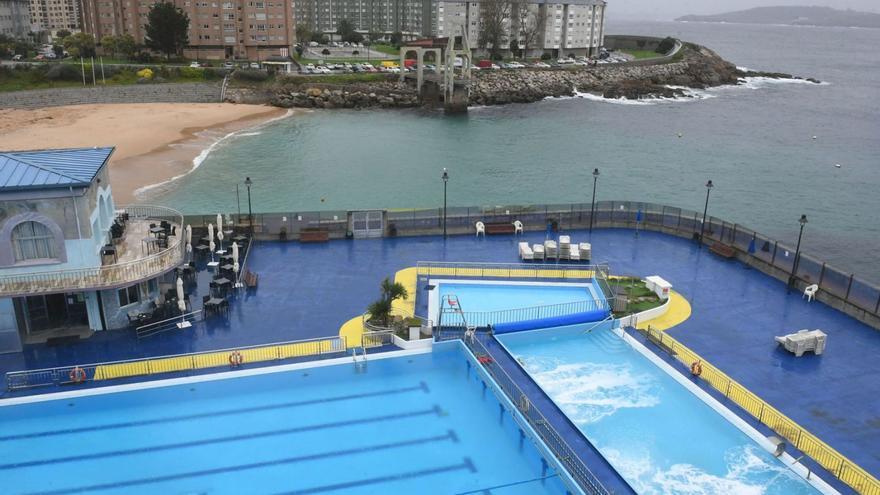 La piscina municipal del Club del Mar, en A Coruña, cumple 18 meses sin contrato y haciendo perder dinero a la asociación