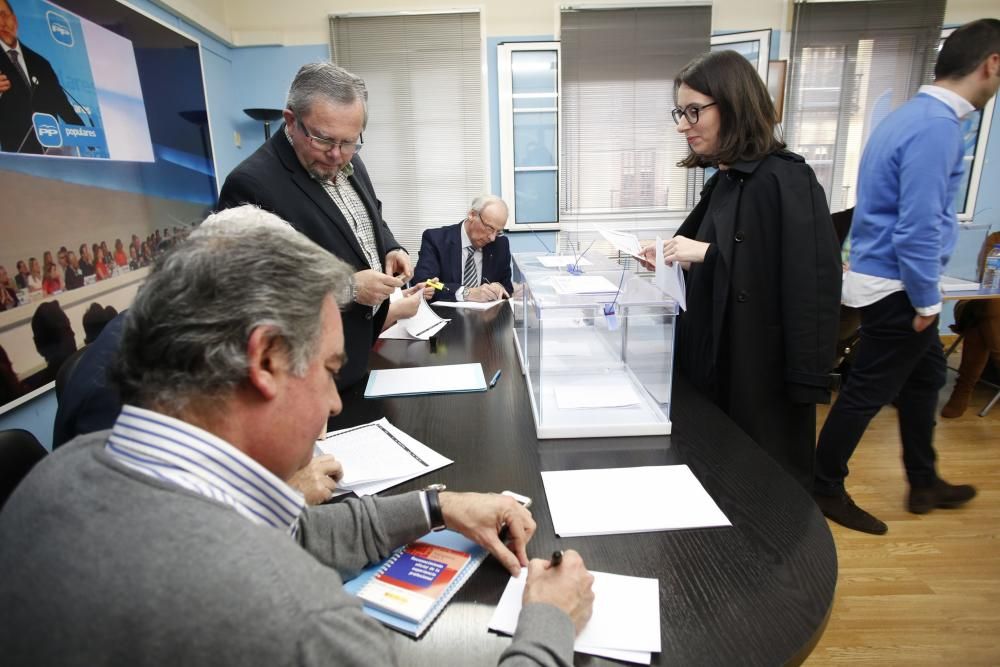 Carmen Maniega Vota en las primaras del PP en la sede de Avilés.