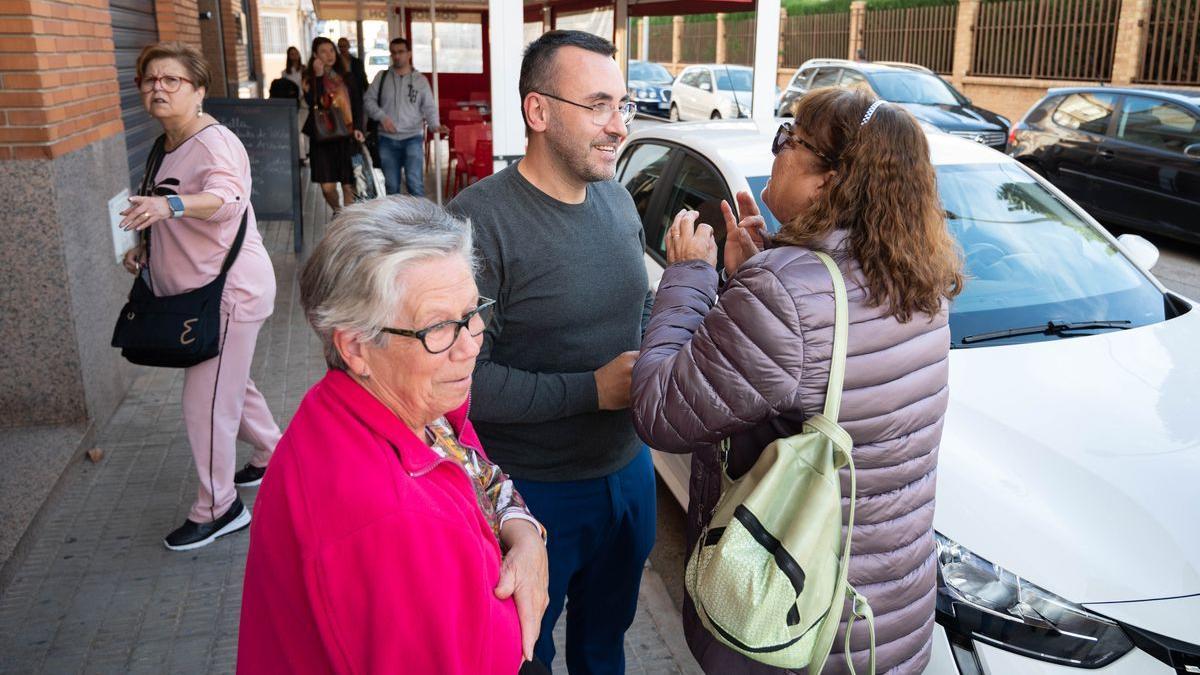 El alcalde de Vila-real, José Benlloch, ha atendido al vecindario en su visita al barrio del Hospital.