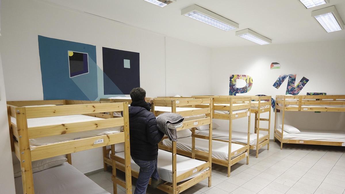 Una persona preparant llits del Pla de Fred, en una iamtge d'arxiu.