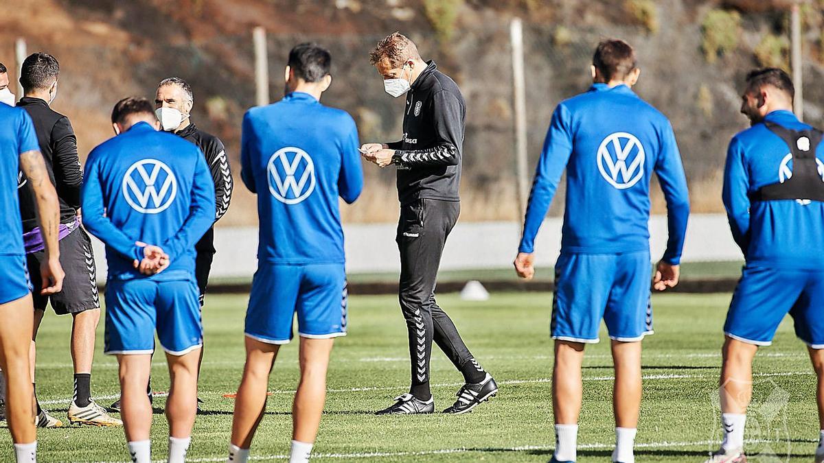 Ramis da órdenes a sus futbolistas durante un entrenamiento en El Mundialito.