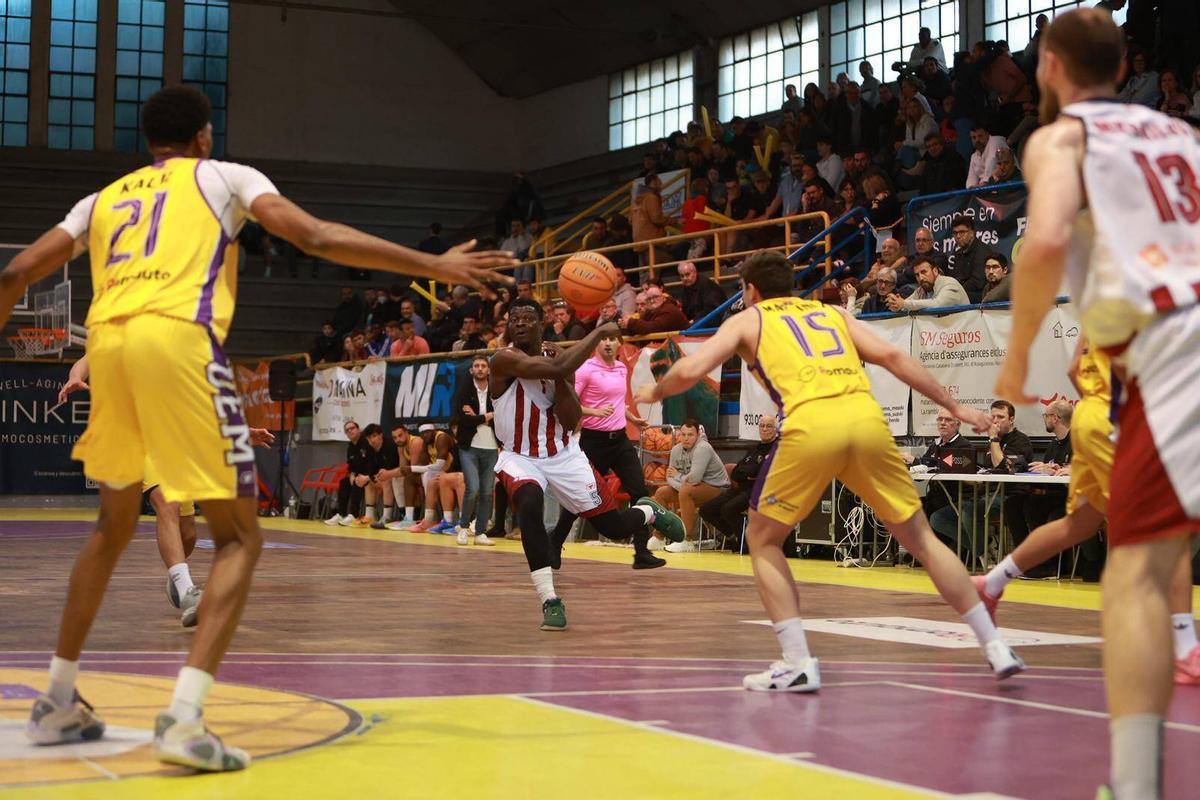 Adebayo filtrant una pilota a Mikhailov contra l'Homs Mataró