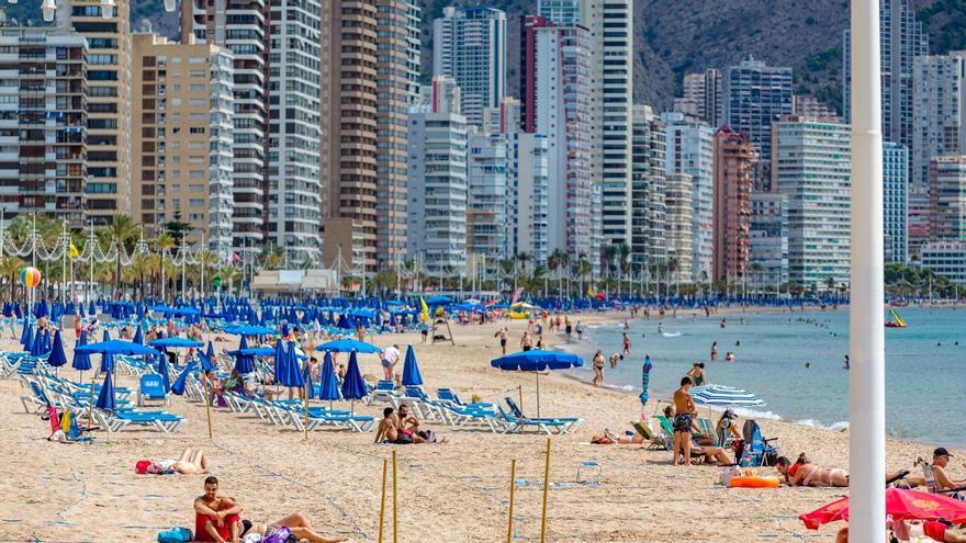 El sector turístico de Benidorm saldrá a la calle el martes para exigir la ampliación de los Ertes