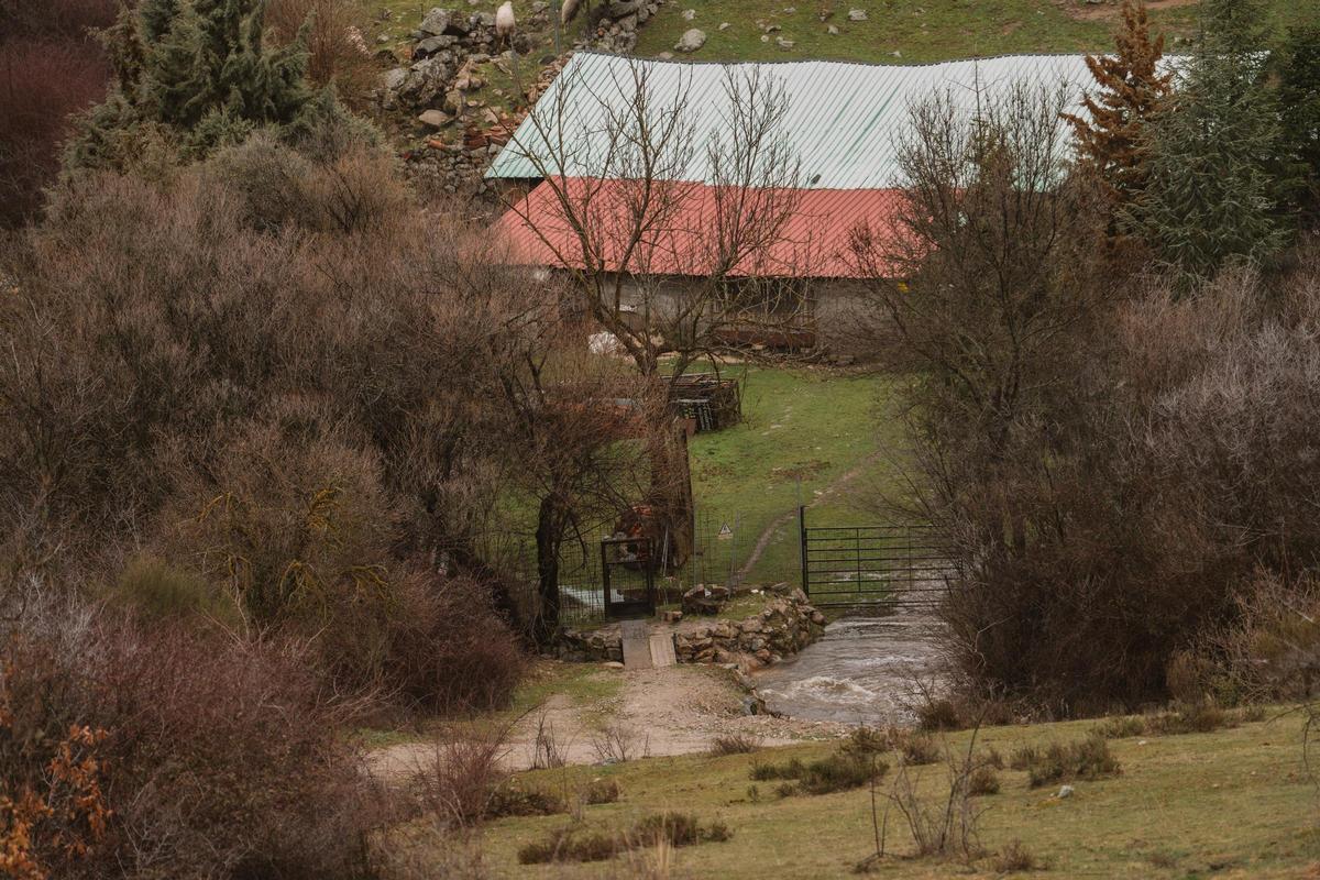 Vista del río Moros a su llegada al terraplén de la vía del tren en La Estación de El Espinar, uno de los puntos problemáticos en caso del colapso de la pantalla del embalse de El Tejo.