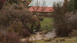 Vista del río Moros a su llegada al terraplén de la vía del tren en La Estación de El Espinar, uno de los puntos problemáticos en caso del colapso de la pantalla del embalse de El Tejo.