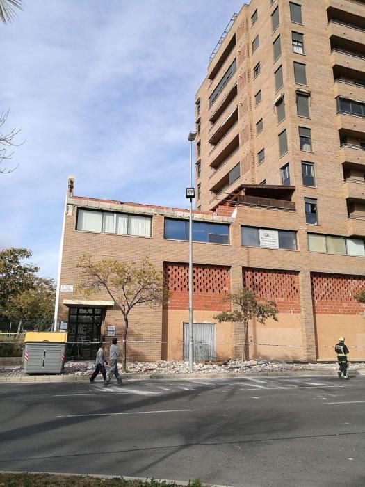 El viento derriba un muro en Gran Vía