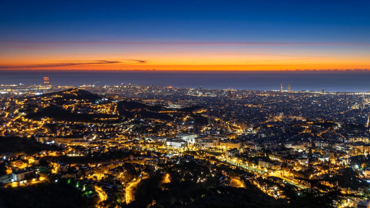 Salida del Sol muy estable, el domingo 17 de diciembre del 2023, sin apenas presencia de nubes en Barcelona