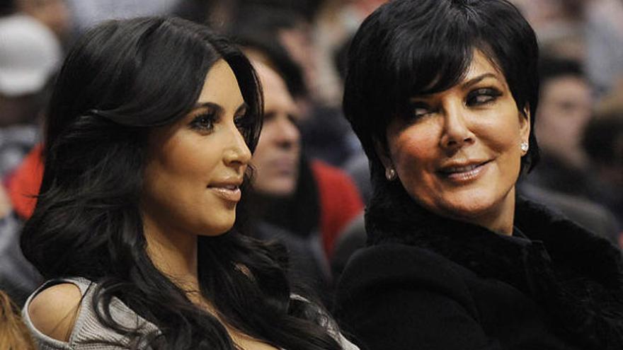 Kim Kardashian, junto a su madre en un partido de baloncesto.