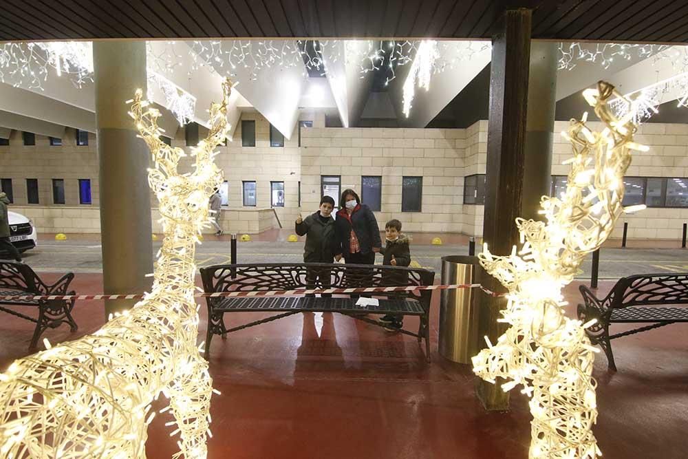 La luz de la Navidad llega al Hospital Reina Sofía