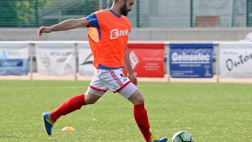 Mateo, golpea el balón durante un entrenamiento en el Municipal de A Estrada. // Bernabé