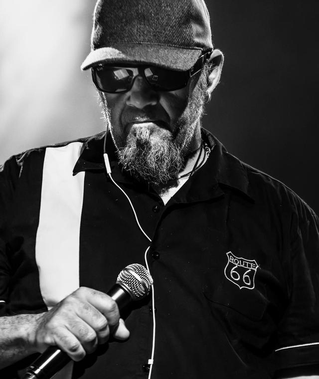 Gene García.