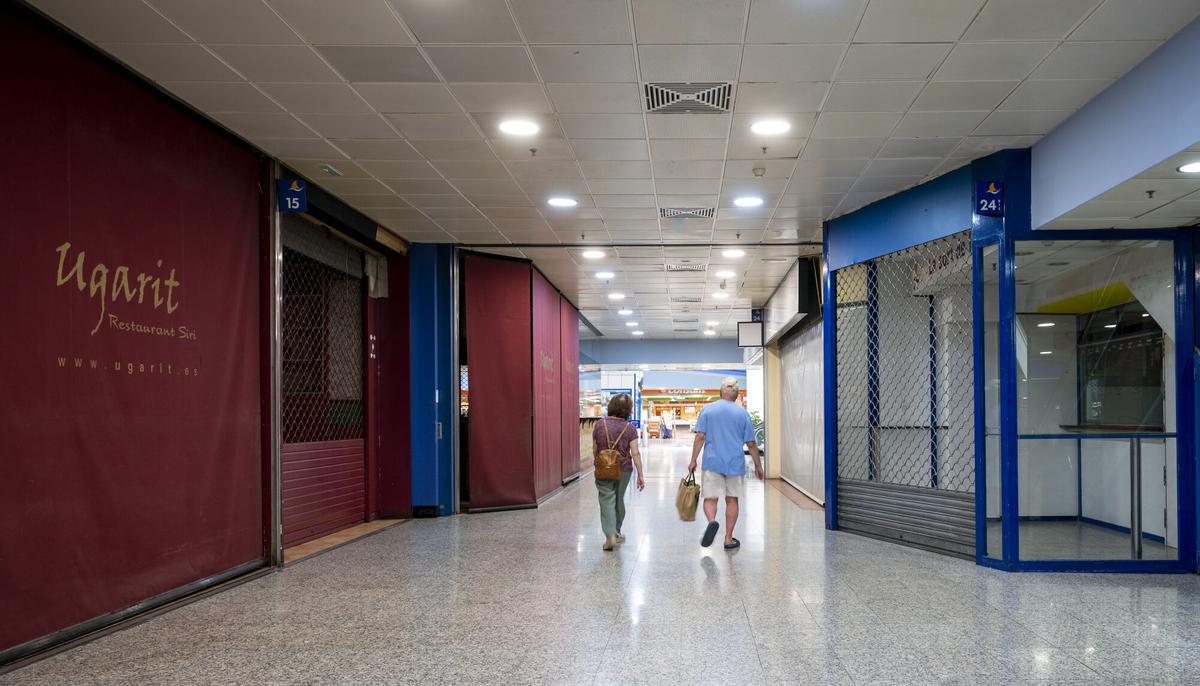Barcelona. 04.06.2025. Barcelona. Interior del centro comercial de la Vila Olímpica, el Centre de la Vila, con muchas tiendas cerradas y pocos comercios abiertos. Fotografía de Jordi Cotrina
