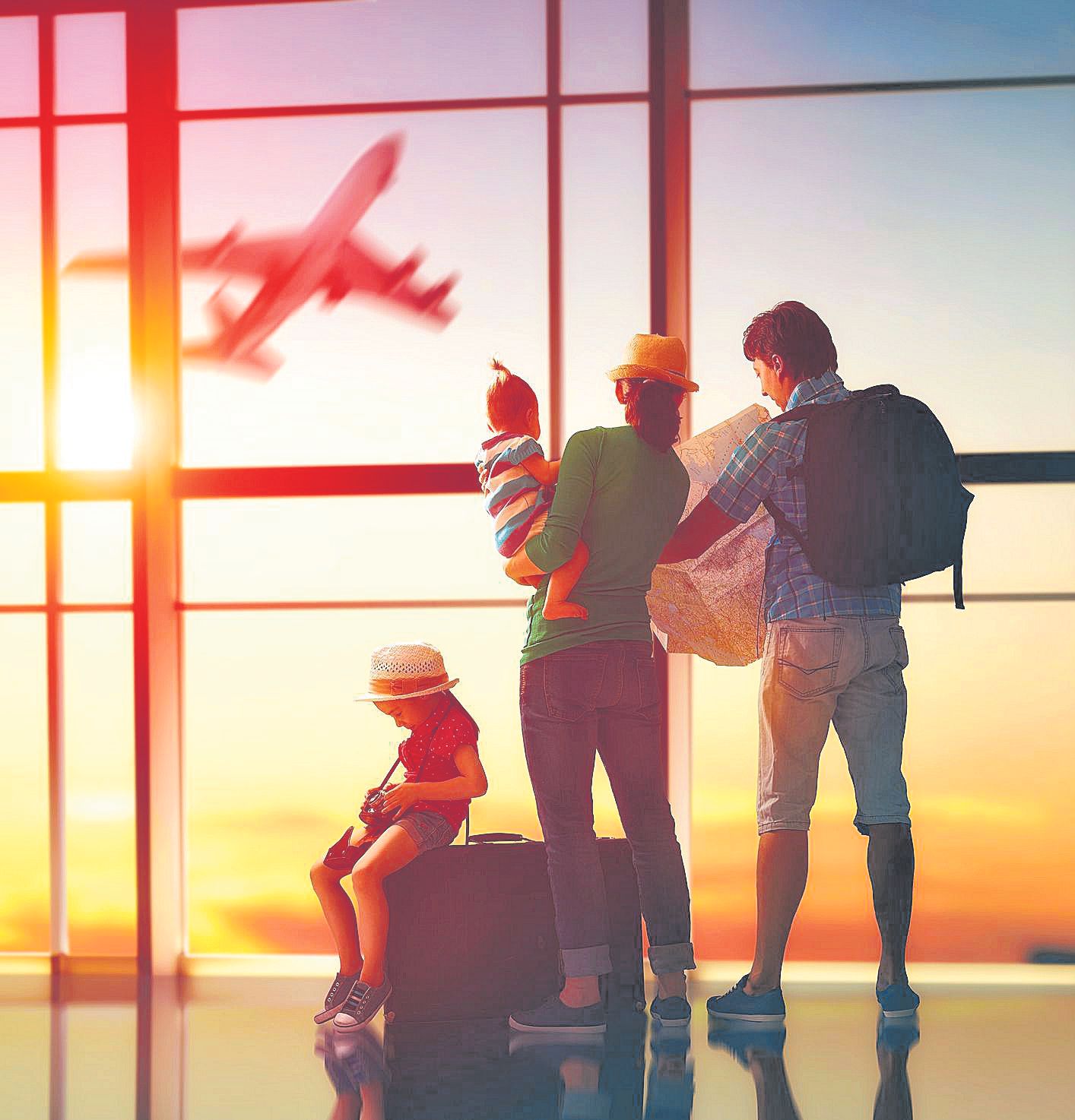 Una familia espera su avión en el aeropuerto