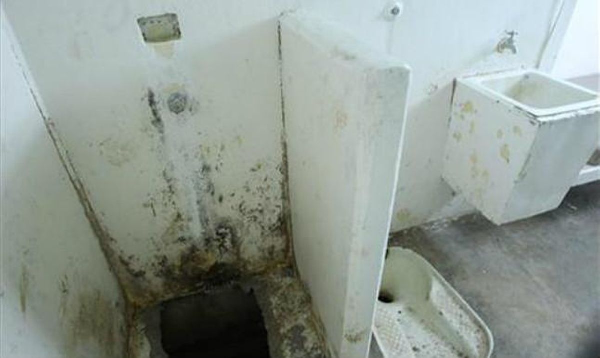 Forat que conduïa al túnel a la dutxa de la cel·la on s’allotjava ’el Chapo’.