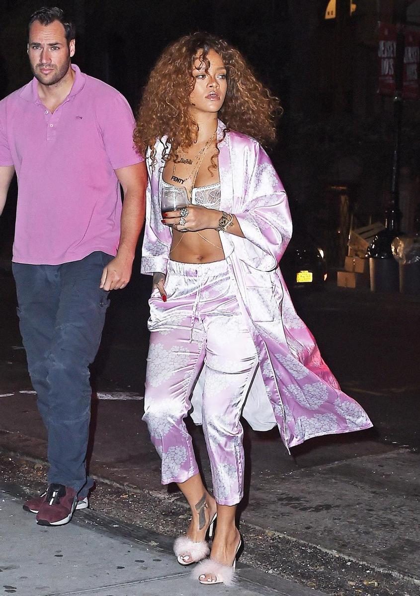 Rihanna se apunta a la moda del pijama