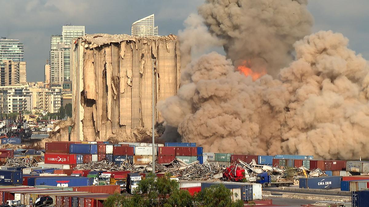 Toda el norte de los silos de granos dañados por la devastadora explosión de 2020 en el puerto de Beirut se derrumbó este martes, tras advertencias de que la estructura se inclinaba demasiado para mantenerse en pie.