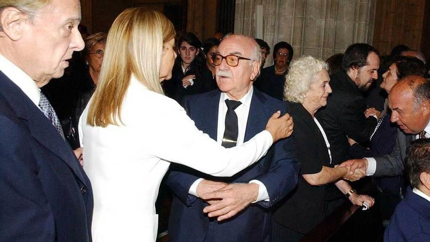 Luis Sáenz de Santamaría recibe el pésame de María Teresa Álvarez y Sabino Fernández Campo en el funeral por su hermano José Antonio, en 2003.