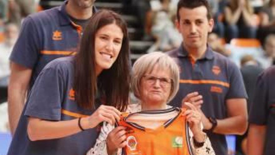 La capitana del VBC femenino, Leles Muñoz, homenajeó a Dolores Escamilla.