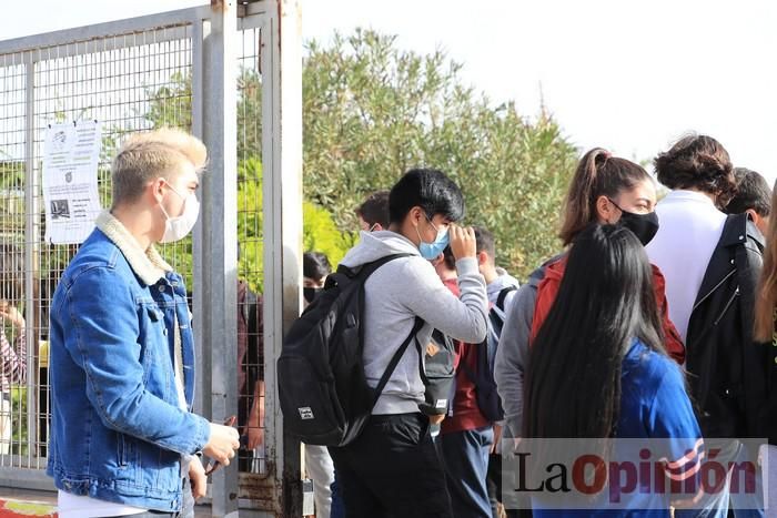 Los alumnos del IES Los Molinos (Cartagena) se concentran para pedir más profesores