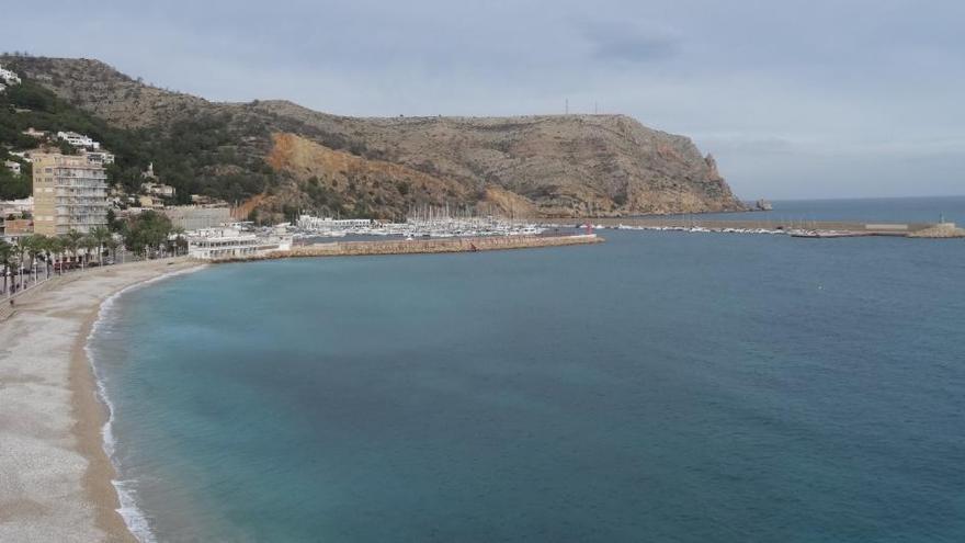 El litoral de la Grava, que ahora Xàbia mantiene balizado todo el año y ha convertido en playa de invierno.