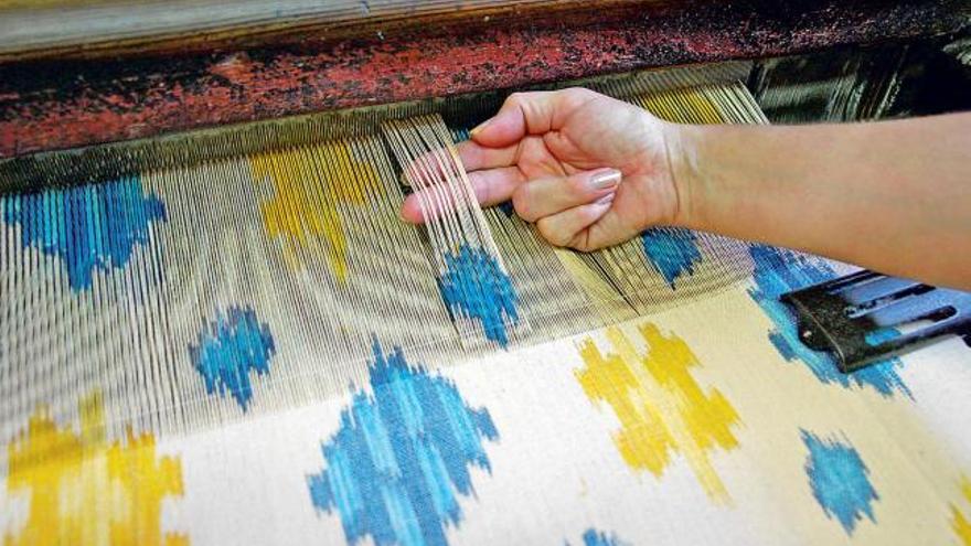 Una ´roba de llengües´ en uno de los telares de Artesanía Textil Bujosa, taller ubicado en Santa María del Camí.