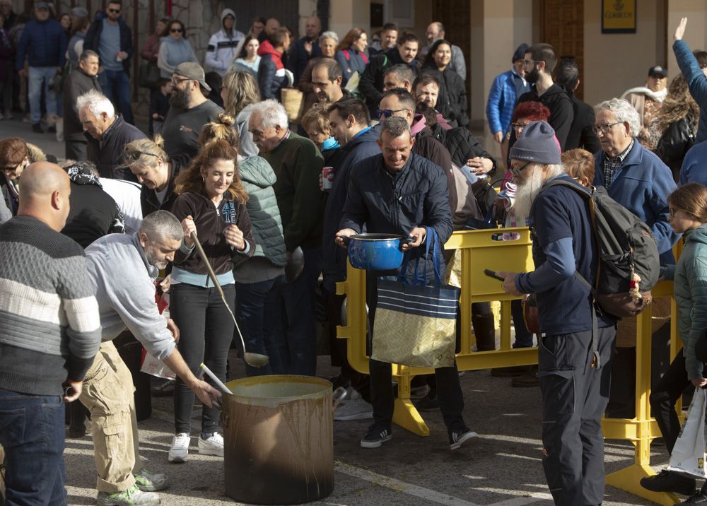 Reparto de Calderas en Albalat dels Tarongers el Día de la Purísima