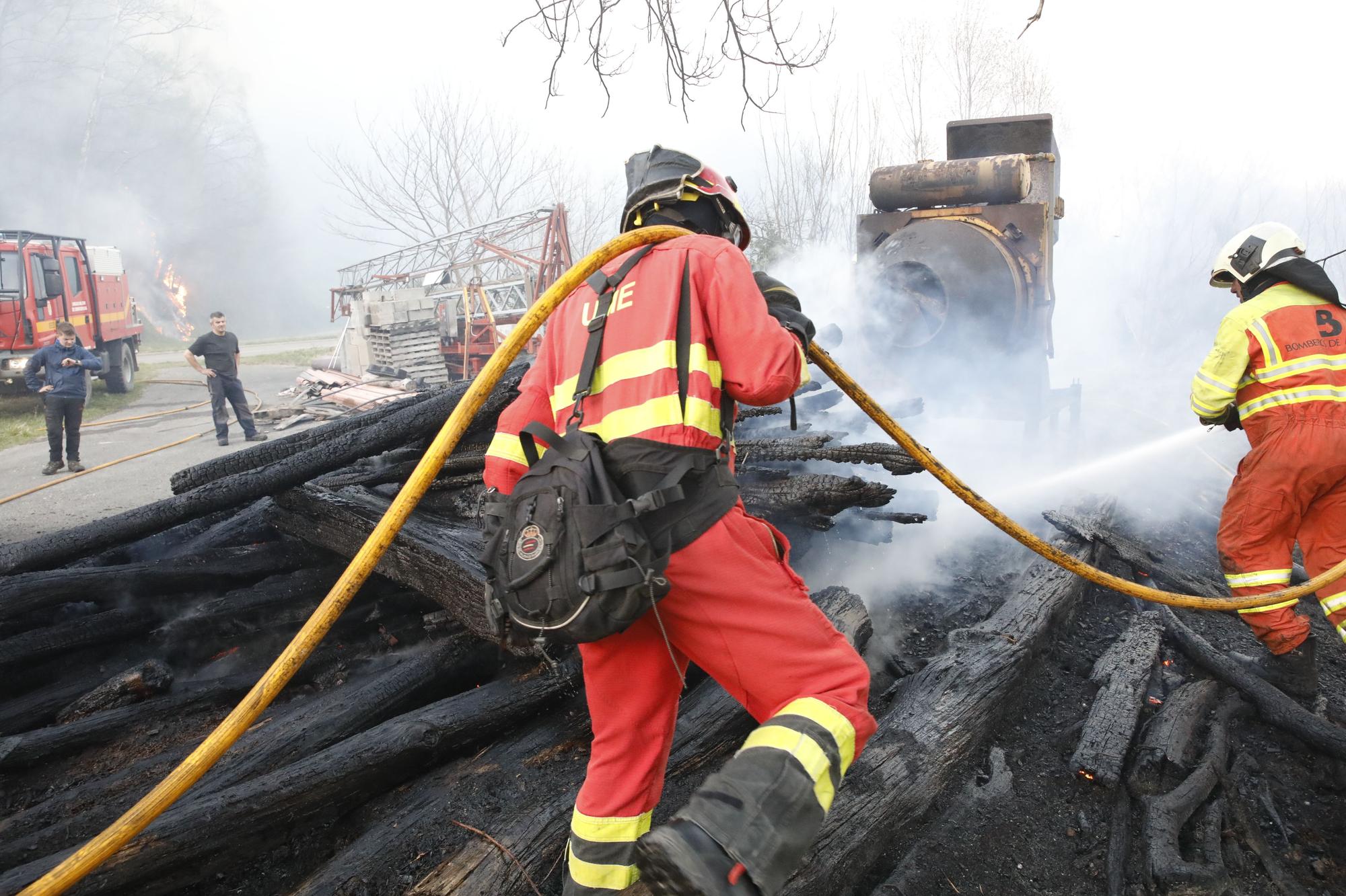 EN IMÁGENES: bomberos, vecinos y la UME luchan contra el preocupante incendio en Tineo